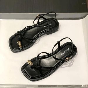 Casual skor skor flip-flops kvinnors romersk stil sommar 2024 beige sandaler för kvinnans spännen med låg klackar designer trend h