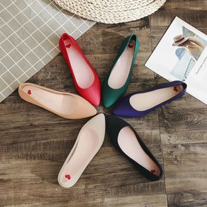 Повседневная обувь Antiskid PVC Summer Solid Rain Woman Женщина Candy Coland Jelly Beach Flats заостренные пальцы с сандалиями