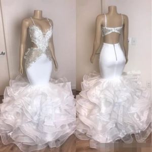 Vit tiered Organza aftonklänningar Ruffles ihåliga bakre spaghettiremsspetsar Applique Lyxpärlade paljetter Formella promfestklänningar