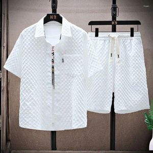 メンズトラックスーツの衣類夏のアイスシルクスーツ男性韓国のトレンドショートスリーブシャツショーツ格子縞の薄いスポーツとレジャーツーピースセット