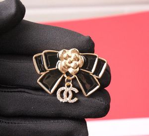 Famous Designer Brand Luxurys Desinger Brooch Women Bowknot Camellia Letter Brooches Suit Pin Fashion Jewelry Clothing Decoration Top Quality Accessories Gifts