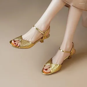 Klänningskor Phoentin Luxury Woman Sandals Kitten klackar Franska elegant 2024 Guldfärg Peep Toe Skodon FT3362