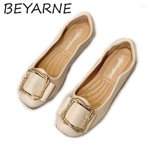Sapatos casuais Beyarne estilo europeu confortável Cabeça de couro decoração de metal de fundo macio Mulheres grávidas planas zapatos De