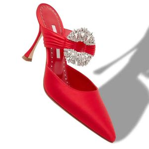 Red Satin Mules Women Mule Designer Sandałów Sandały Seksowne luksusowe buty ślubne ślubne Rozkloszowane obcasy Slajdy Kapcie Buty Whiderress Buty Kryształowe buty z przesuwaniem Partydress Buty