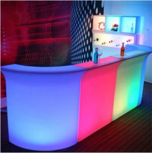 家具モダンなコマーシャル照明色の変化充電式PE LEDハイカクテルバーテーブルカウンターオブバー