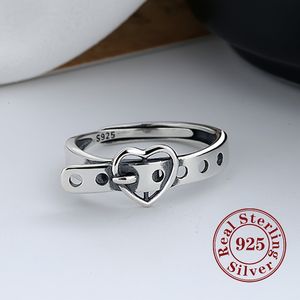 925 Серебряное кольцо стерлингового кольца ретро -сердечное ремень дизайн подходит для мужчин и женщин, соответствующих ежедневным нарядам.