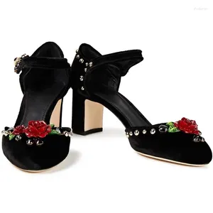 Elbise ayakkabıları Toe Toe Mary Janes Rhinestone Rose Detay Velvet Blok Topuklular Pompalar Hollow Retro Perçin Lüks