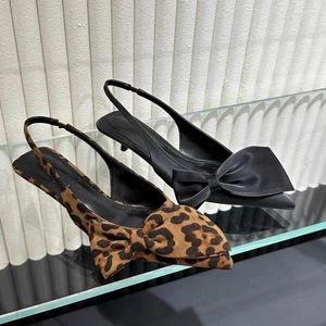 Lässige Schuhe sexy Leopard Bow Frauen speicherte Zehensandalen Sommer Slingback Pantoffeln 2024 Kleid mit niedrigen Heels Flip Flops Pumps Femme -Objektträger