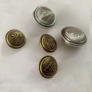 Metal w paski okrągłe litera DIY Sewing Buttons Letter Button do płaszcza Koszulka sweter Złoty srebrny