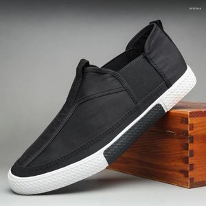 Fitness Shoes 2024 Men vulcanizados de lona Spring Spring Wild Leisure Supotos de tendência coreana respirável tênis de costura masculina de estilo britânico