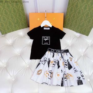 Zestawy odzieży Summer Koreańska Instagram Super urocza modna marka Planowana spódnica z krótkim rękawem Pół spódnicy Zestaw dwóch kawałków dla dziewcząt w połowie do dużych dzieci 1 Q240417