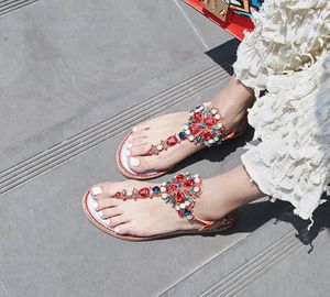 Sandalet Kadınlar Düz Kırmızı Flip-Flops Düğün Renkli Rhinestones Plaj Ayakkabı Ayak Bileği Kayışları Kızlar İçin