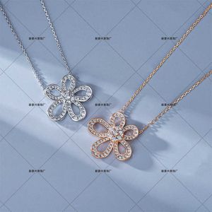 Designer Brand Van Big Flower Necklace High Edition Glod Hollow Sunflower Micro Inlaid med diamantkrage Kedja