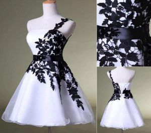 2019 billiga korta hemkomstklänningar vita klänningar och svart spetsar en axel spetsbälte pärlstav tyllklänningar för prom cocktail klänning1256548