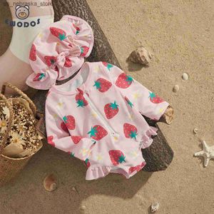 Endelar Ewodos förskoleflickor Summer Rush Protective Swimsuit Casual Long Sleeved Strawberry Print Swimsuit+Sun Hat Beach Suit Set Q240418