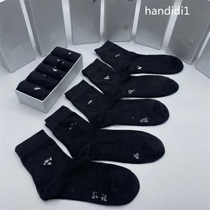 Mens Socks Fashion V Letter Tryckt Strumpor Cotton Sports Thick Socks Man Women Football Basketball Breatble Rands Athletic Tall Socks Luxury Sportsocks L9