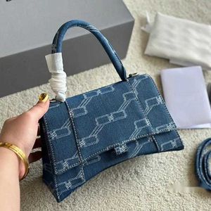 Denim kopplingspåsar crossbody väska båge hobos handväska handväska kvinnor underarm väska retro metall bokstäver timglashandväskor plånböcker präglade bokstäver avtagbar rem