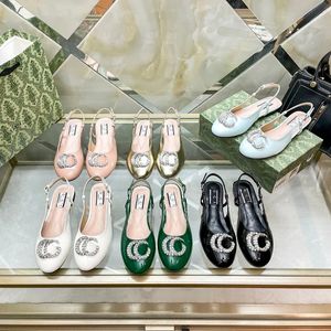 Designers chinelos de luxo feminino chinelos clássicos chinelos de couro lâminas planas de couro com sandálias de praia de verão duplo de metal