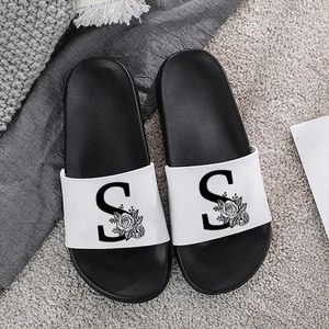 Terlik Yaz moda femme yumuşak taban siyah harfler baskı 2024 plaj slaytları sandaletler çift banyo kayma karşıtı kapalı ayakkabılar