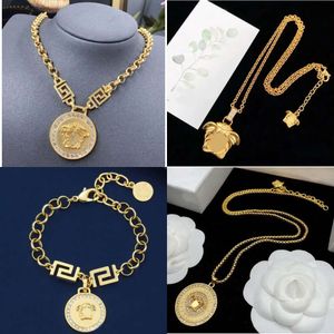 Modedesigner guldhänge halsband Bijoux -kedjor för dammän och kvinnors festälskare gåva hiphop smycken med låda