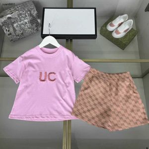 Populära babyspårsräder minimalistisk design kortärmad kostym barn designer kläder storlek 100-150 cm broderade logotyp t-shirts och shorts 24 aprril