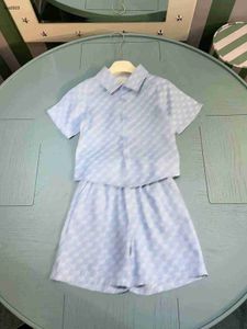 Mode barn designer kläder baby tracksuits polo krage cardigan set storlek 90-150 cm blå himmel kortärmad skjorta och shorts 24 aprril