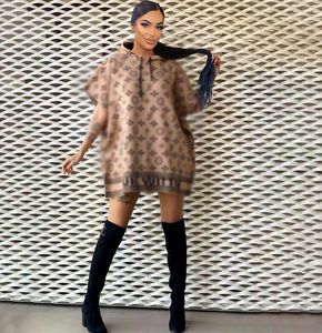 トップデザイナーの女性用の洗練された半袖ドレスプリントルーズフーディボタンウール快適なTシャツルーズドレススカートスカートスカートスカート