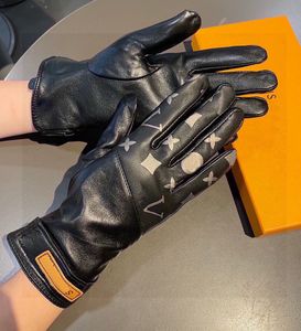 Kvinnor Winter Leather Designers Lov Letter Gloves Plush Pekskärm för cykling med varm isolerad fårskinns fingertopphandskar