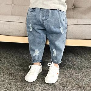Kinder Jeans Frühling Herbst Jungen Mädchen Denim zerrissen Jeans koreanische Mode Kinderhosen Kleinkind Casual Lose Hosen 240418