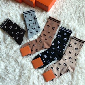 2024 Herumn Frauen Moderne Sportstickstärke Sock Fashion Classic Design Socken hochwertige F -Muster -Unterwäsche