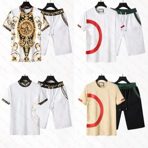 Mens Desiner Tracksuit Summer Fashion Male Sets Letters Print Short Sleeve Tees Suit Hih End Quality 15 Color T Shirts Tops and Shorts 2 Piece Set Men ops s