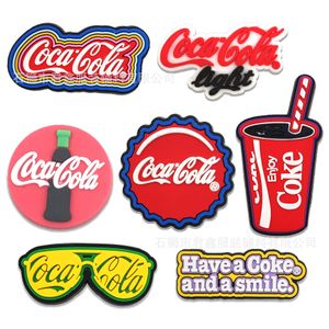 Summer Popular Drink Anime Charms por atacado Memórias de infância Jogo Funny Gift Cartoon Charms Acessórios para calçados PVC Decoração de fivela de borracha macia Charms