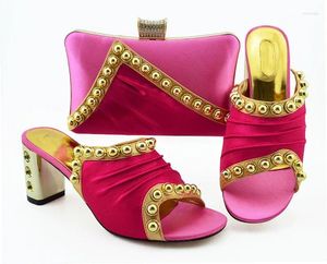 Scarpe per abiti Fuchsia Donne High Hate Match Borse set con pompe africane per decorazioni in metallo per MM1090