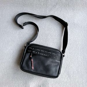 Подлинный кожаный пакет с камерой, произведенный в Dongguan, та же буква сплетенная пояс по одному плечу диагональ