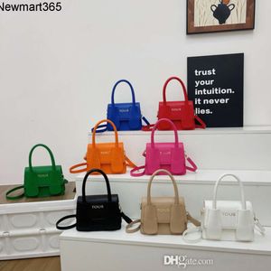 Women Designer Bag 2024 Ny mångsidig trendig handhållen tygväska singel axel crossbody brev fashionabla och minimalistiska väskor