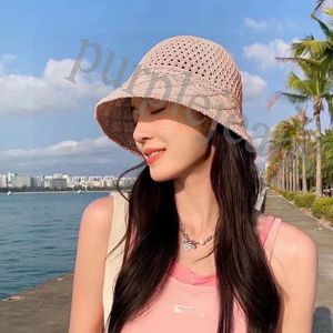 2024 Designer pra da Ball Caps Inverted Triangle Ice Silk Beret British Vintage Thin Knitted Artist Summer Mesh Bud Hat Straw