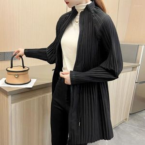 Casual Dresses Miyake Pleated Black DrawString Short Windbreaker 2024 Autumn Cardigan Style Midja inslaget i mitten av kvinnors kappa