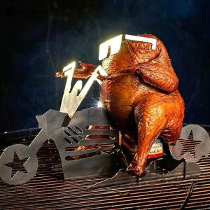 Tillbehör BBQ Tools Accessories American Motorcycle Steel Rack Funny Chicken Stand med öl Can Holder Grilling Roast Barbecue 230804