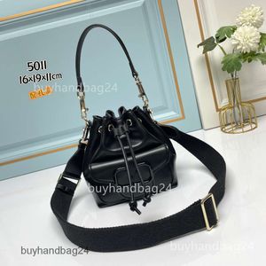 Cowhide Vallentinos 2024 Designerbeutel Vlogoo Bag Frau Leder -Tasche Frauen Totes Handtaschen Trend neue Sommer Freizeit Wabeling Schulterkreuzkörper Bucket A2XV