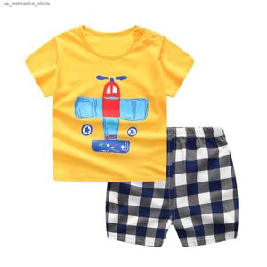 T-shirts fashionabla sommarkläder pojkar baby kortärmad t-shirt lös tvådelar set för små barns ny designbanan kostym rund hals Q240418