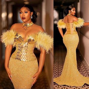 Partykleider funkelnde Gold -Pailletten Abendkleid ASO EBI -Stil Afrikaner Formal mit Federn Ärmel plus Größe Meerjungfrau Abschlussball