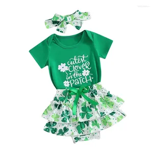 Kläduppsättningar Småbarn Baby Girls St Patricks Day Outfits Kort ärm Brev Romper Clover Ruffle Shorts söta sommarkläder