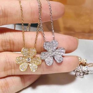 Designer Brand Glod High Edition Van Lucky Clover Halsband Kvinnor förtjockade 18K Rose Gold Full Diamond Petal Flower Pendant