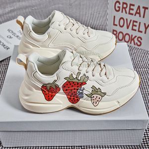 Designer Treakers Rhyton Casual Buty Multicolor Sneakers Men trenerzy Wintage Chaussures Platforma Sneaker Strawberry Mouse Mous