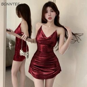 Lässige Kleider mini Frauen halbiger sexy Rückenless Swing Halsband Burgund Silber European Style Hip Wrap Slim Folds Ketten Mädchen Bar