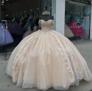 Champaghe Color Sweetheart Ball Gown Quinceanera klänningar från axelhylsor Pärlor