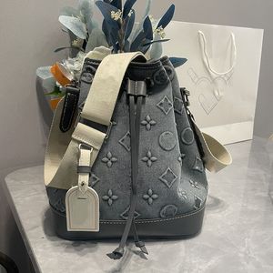 24SS Laptop Bag Womens Luxurys Designers 3D Relief Flower Bucket Bag Tygväska Blommor Kudde axelband Crossbody Women Handbag Pouch Purse 20cm