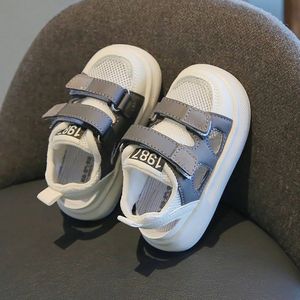 Letnie płaskie sandały dla dzieci tkanina o siatkowaniu Buty dla dzieci butowce anty-szlipki dla chłopców ergonomia maluch butów dziecko 240416