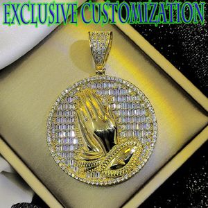 Hip-Hop Exclusive Custom Necklace i kombination med Diamond Prayer Gold Pendant pläterad med 18K Gold Fashionable Decoration 240418