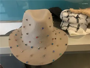 Beralar 202401-shi Babysbreath Renk Rhinestone El Dikiş Yün Yumuşak Pislik Yaptılar Yumuşak Brim Lady Fedoras Cap Women Leisure Caz Şapkası